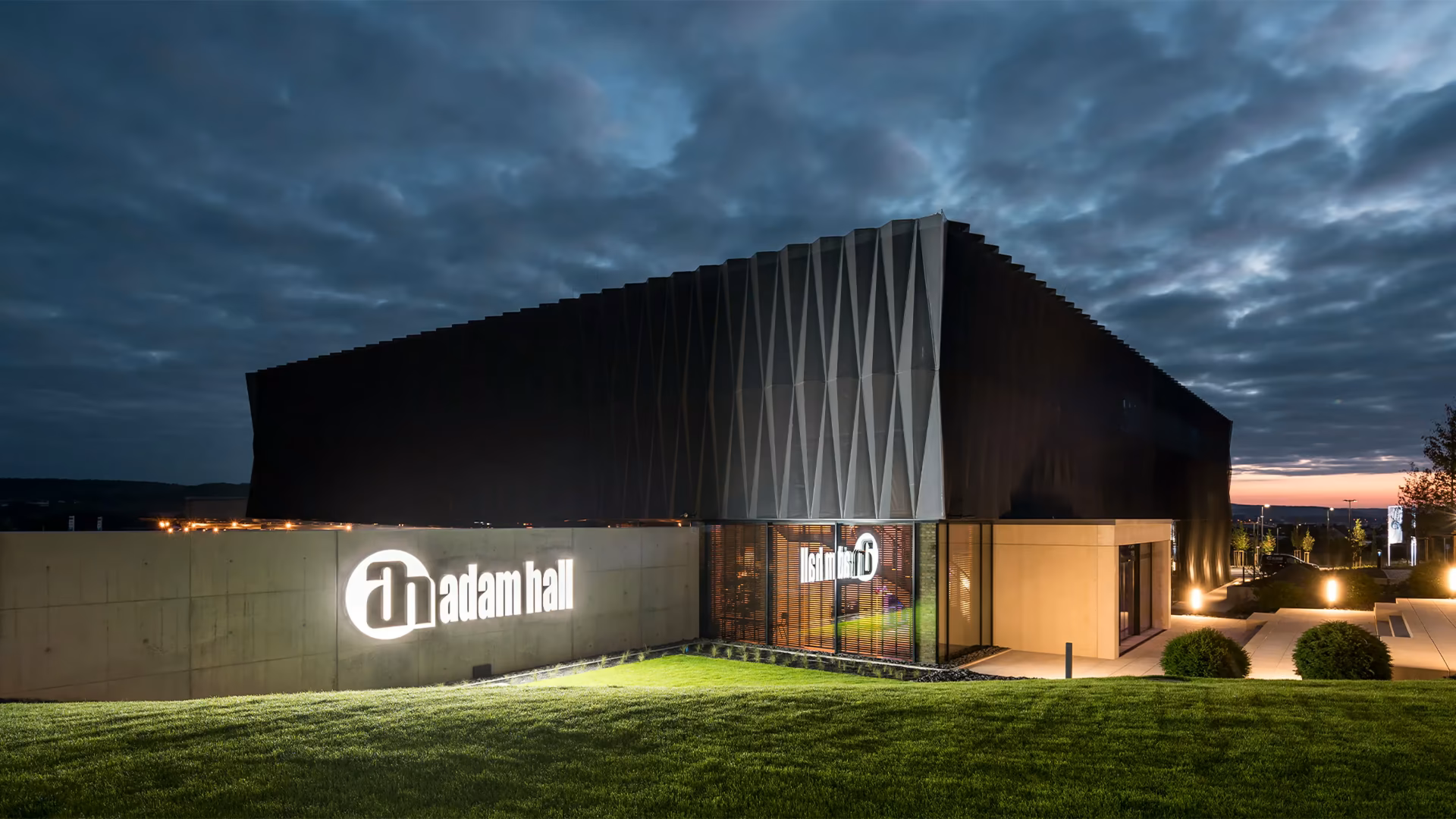 Adam Hall Group – 14 Jahre Partnerschaft. 5 Marken. Jeder Kanal digitalisiert.. Hero-Bild der Case Study.